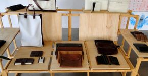 O velho sofá revive em bolsas customizadas
