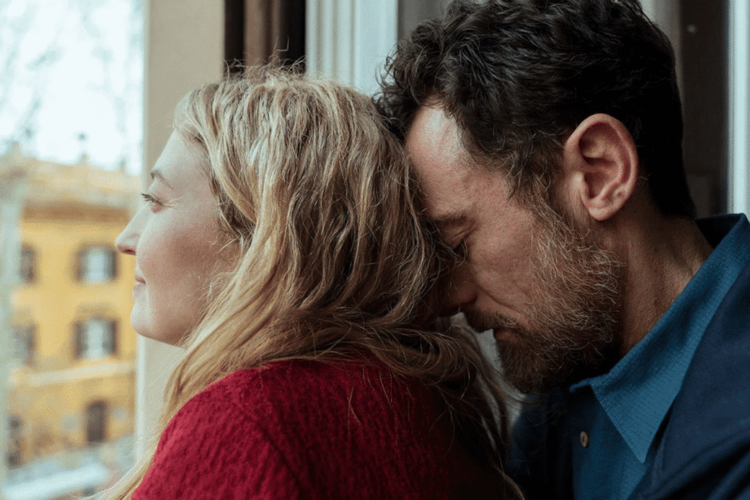 “Três Vezes Adeus” mostra como o fim de um relacionamento e uma descoberta sobre a saúde pode transformar a maneira de enxergar a vida (Imagem: Reprodução digital | Cattleya, Bartlebyfilm e Autoral Filmes)