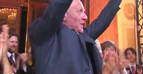 Confira a reação de Anthony Hopkins ao escutar pela 1ª vez uma valsa que compôs há 50 anos