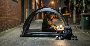 Mochila australiana de 3 kg se abre e vira uma cama de emergência impermeável para pessoas em situação de rua