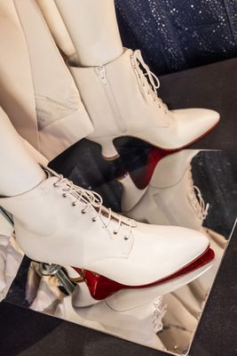 Botas brancas exclusivas da Christian Louboutin