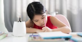 6 cuidados para facilitar a rotina de crianças canhotas na escola