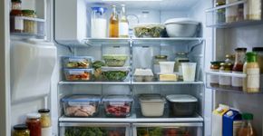 Guardar carne crua na prateleira de cima da geladeira parece não fazer diferença, mas líquidos podem pingar sobre alimentos prontos para consumo: autoridades britânicas recomendam mantê-la coberta e na parte inferior