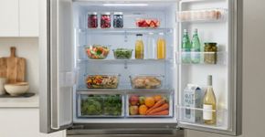 Brasileiros costumam encher a geladeira depois da compra do mês, mas canadenses alertam para um detalhe: deixar espaço entre os alimentos permite que o ar frio circule melhor e ajuda o aparelho a manter a temperatura