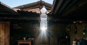Usaram garrafas de plástico para aproveitar a luz do sol e iluminar uma casa durante o dia sem eletricidade