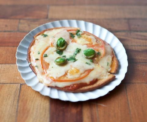 Mini pizza de Queijo e Tomate (reprodução/Facebook/VeggiesnaPraça)