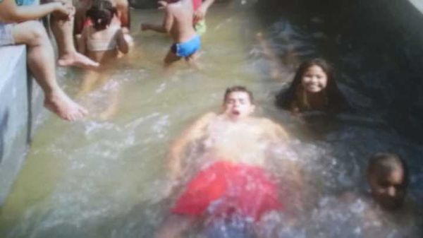 Sobrinhos de Angélica na piscina de sua casa antes da tragédia