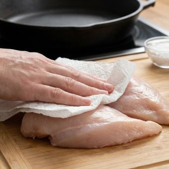 Featured mobile: Por que secar o frango no papel toalha antes de levar à frigideira: um passo que evita vapor e garante a crosta dourada
