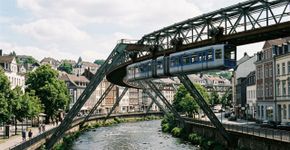 A Alemanha construiu em 1901 um “trem voador” sobre um vale sem espaço no chão: e 125 anos depois a ferrovia suspensa de 13,3 km ainda leva mais de 80 mil passageiros por dia