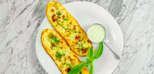 Pão gratinado com queijo e ervas para um café da manhã maravilhoso
