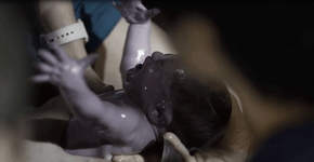Vídeo mostra mulher parindo  na frente da maternidade