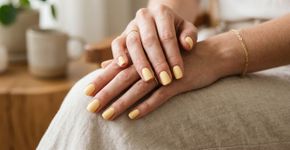As unhas em tom amanteigado que estão dominando 2026 e fazem as mãos parecerem mais delicadas