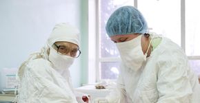 Cirurgiã tida como a mais velha do mundo é proctologista russa
