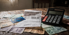 Não use cartão de crédito se você não quiser ver seu salário sumir no ralo
