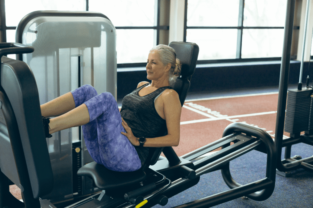 Exercícios de força ajudam a preservar a musculatura e facilitam tarefas comuns do dia a dia (Imagem: wavebreakmedia | Shutterstock)