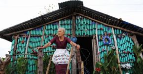 Idosa constrói casa com garrafas PET em El Salvador