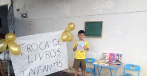 Menino louco por leitura organiza feira de troca de livros em SP