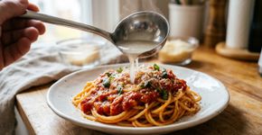 Poucos brasileiros sabem, mas os italianos fazem isso há anos: como usar um pouco da água do cozimento ajuda o molho a aderir melhor à massa