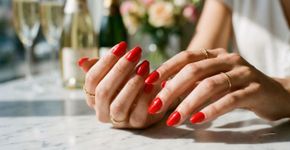 Por que você deve passar base de cravo na ponta dos dedos antes de usar esmalte vermelho