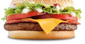 Aprenda a fazer em casa o Big Tasty acompanhado de molho especial