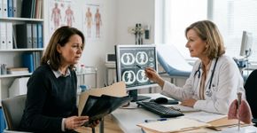 Clínica entrega laudo de tomografia com doenças pulmonares e até indicação de cirurgia anterior que a paciente nunca realizou, levando-a a buscar especialistas e novos exames; informações médicas incompatíveis podem terminar em R$ 1,7 mil de ressarcimento e R$ 3 mil de indenização