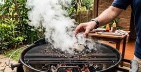 Esfregar gelo na grelha: por que é obrigatório fazer isso antes de começar o churrasco