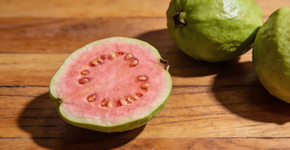 Essa fruta controla a pressão alta e ainda deixa o seu suco irresistível