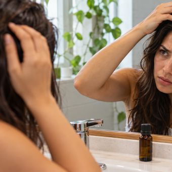 Featured mobile: Pingue algumas gotas deste óleo natural antes da lavagem e descubra como ele pode ajudar a reduzir o desconforto no couro cabeludo