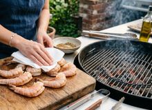 Featured side: Os chefs concordam: o camarão grelhado mais suculento não precisa de mais tempero, mas sim de um passo fundamental antes do preparo