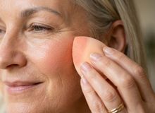Featured side: Aprenda uma maquiagem que rejuvenesce com as famosas: a técnica de aplicar blush em camadas e como ter uma postura elegante