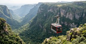 Uma caverna de 1.120 metros guarda salões e galerias subterrâneas, mas apenas cerca de 450 metros estão abertos aos visitantes: o parque cearense de 6.288 hectares onde um bondinho atravessa a paisagem de mata e paredões até a região da gruta.