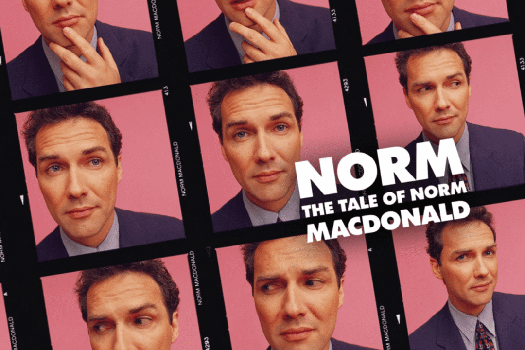 “A História de Norm Macdonald” resgata a vida e a carreira do comediante por meio de imagens raras e registros pessoais (Imagem: Reprodução digital | Campfire Studios e Netflix)