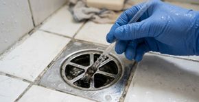 Os encanadores não falam sobre esse truque do canudo: dá para economizar muito dinheiro com isso
