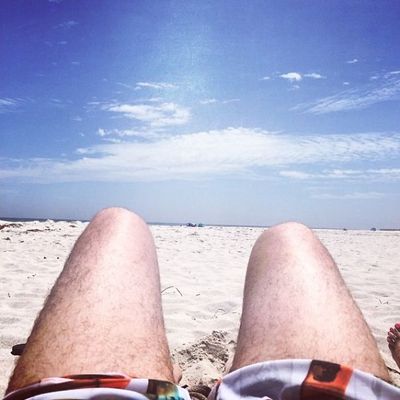 Os homens aparentam estar imitando algumas poses de mulheres nas fotografias (Imagem: Reprodução/BoredPanda)