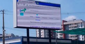 Este outdoor em um shopping mostrou umas ‘propagandas’ estranhas