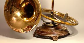 Artista cria alto-falante para celular com instrumentos antigos