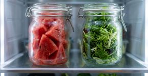 Deixar melancia cortada, salada pronta ou frutas já picadas fora da geladeira facilita na hora de servir, mas nos Estados Unidos a recomendação é manter produtos frescos pré-cortados ou embalados sob refrigeração