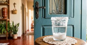 Para que serve colocar um copo de água com sal atrás da porta de casa? Qual o significado?