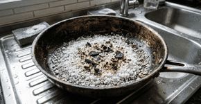 Aprenda a limpar o fundo da panela queimada com sal grosso pra não precisar ficar horas esfregando com palha de aço