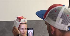 Fotógrafo usa caixa de hambúrguer e iPhone para fazer retratos