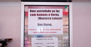 Padaria transforma geladeiras desativadas em biblioteca