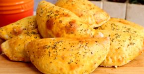 Pastel de queijo de forno: massa douradinha e recheio que derrete a cada mordida