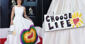 Cantora causa polêmica ao usar vestido contra aborto no Grammy