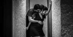 Fotógrafa brasileira ganha prêmio internacional com foto de parto