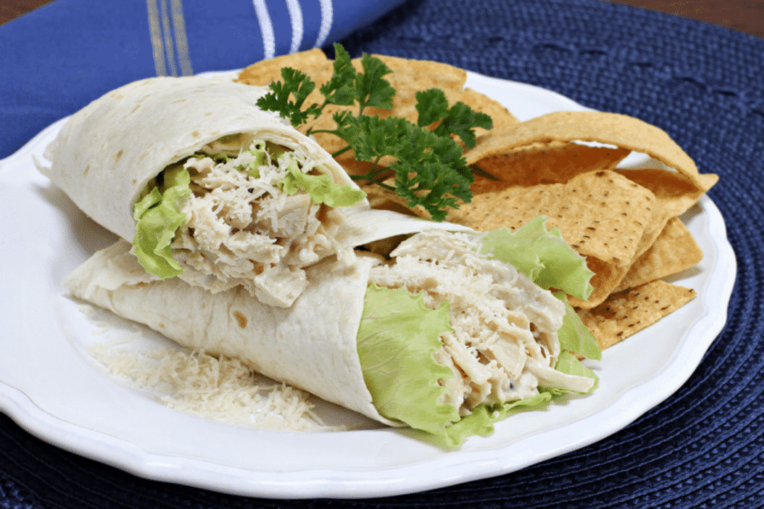 Wrap de frango desfiado (Imagem: RoJo Images | Shutterstock)