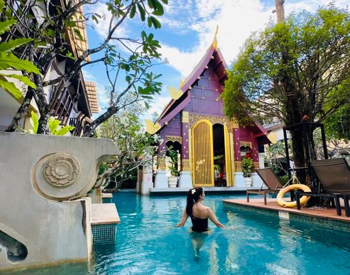 Piscina do hotel Burasari, em Phuket