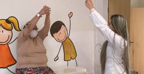 Artista com câncer vende quadros para ajudar outros pacientes