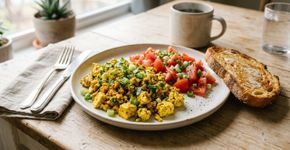 Sem ovo, mas com aparência de mexido: tofu amassado, cúrcuma e legumes viram um café da manhã rápido feito em uma única frigideira