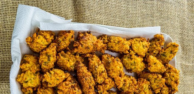 Aproveite as sobras de arroz cozido para fazer estes bolinhos viciantes