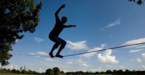 Slackline: Tudo o que você precisa saber para iniciar no esporte